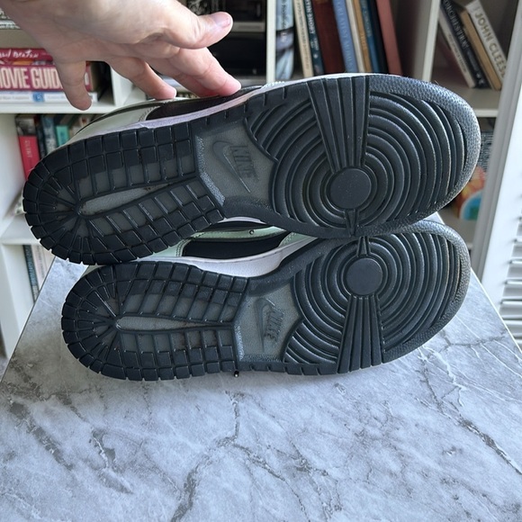 EUC Nike Men's Dunk Low Dark Smoke Grey/Barely Green size 11 FZ1670 - Picture 6 of 9